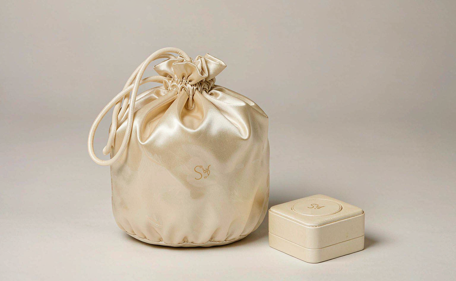高光丝绸袋，烫印描飞鸟 | The Silk Pouch: Foil Bird, Silver Edge