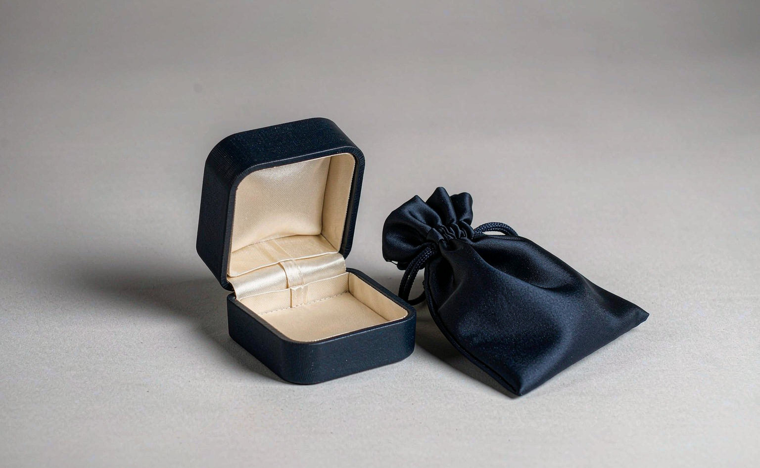 塑胶盒胚的圆角与烫金 | The Plastic Blank Behind a Rounded Jewelry Box