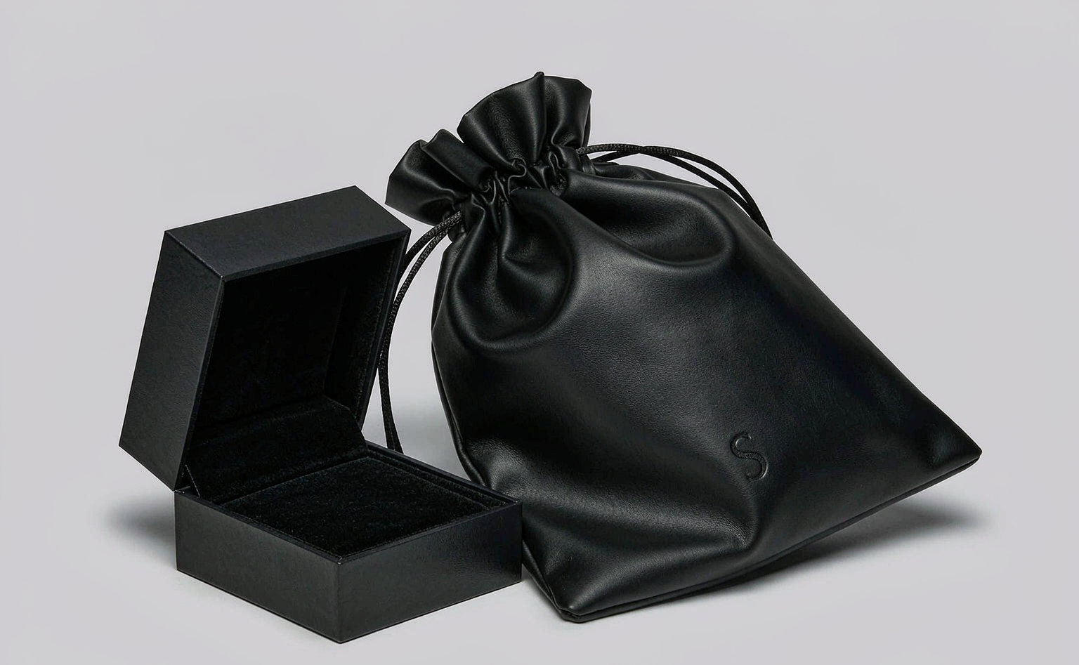 黑色绸缎袋，光泽与抽绳的讲究 | The black satin pouch